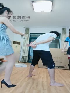  女王叫男奴吃脚视频